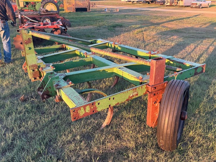 john-deere-chisel-plow-image-1