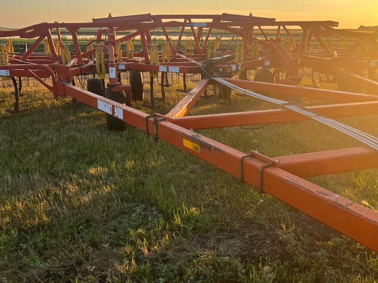 54’-bourgault-chisel,-12”-space,-heavy-harrows,-note:-hitch-slightly-bent-in-one-spot,-doesn’t-affect-performance-of-machine-as-hitch-is-floating.-image-10