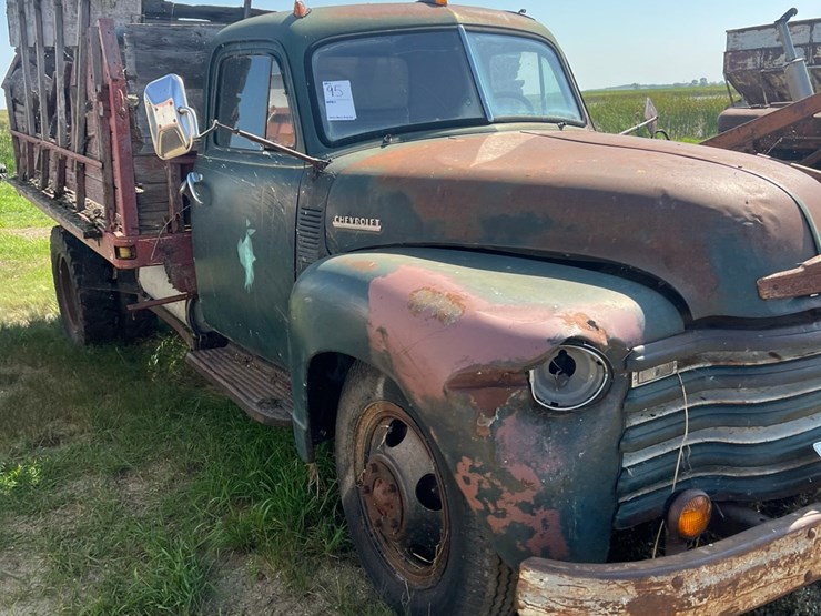 old-truck-from-early-50’s,-not-running-image-4