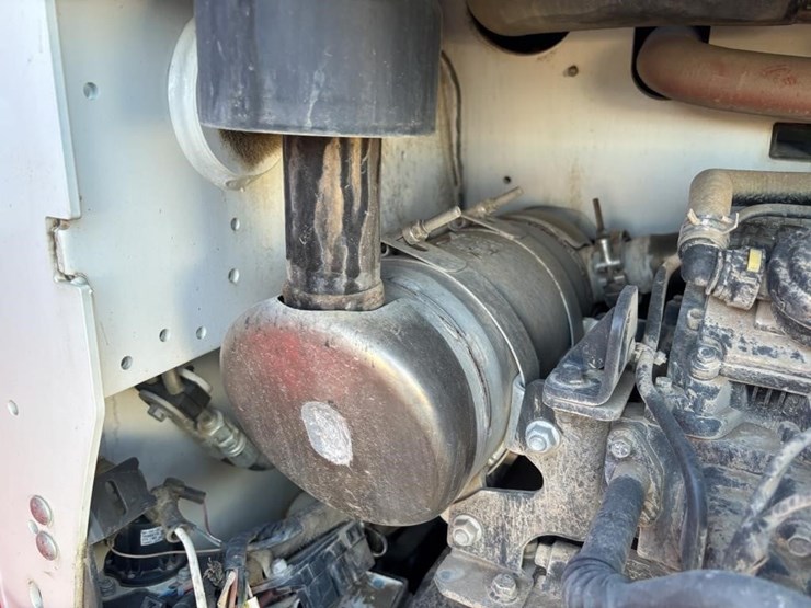 2022-bobcat-t740-image-41