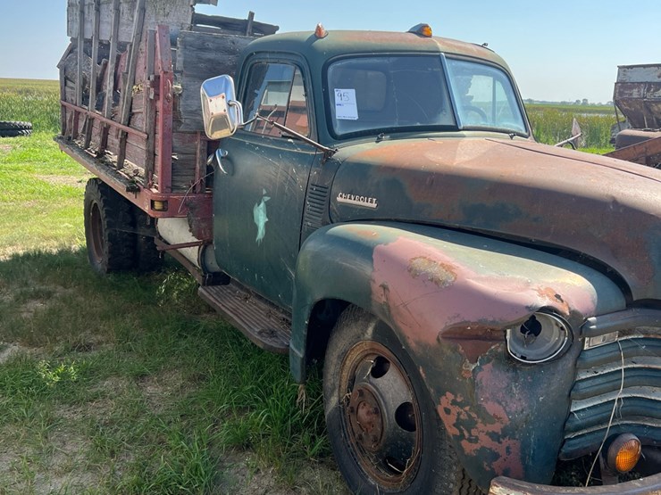 old-truck-from-early-50’s,-not-running-image-3