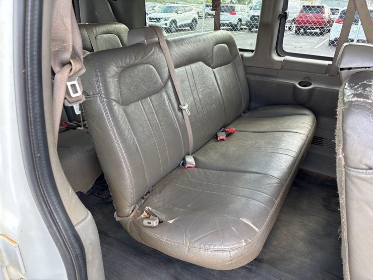 2011-gmc-savana-van-image-12
