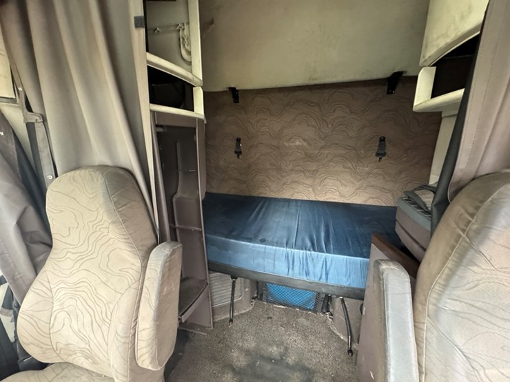 2015-volvo-vnl-sleeper---d13-diesel,-10-speed-manual-trans-995,988-miles-showing---4v4nc9eh1fn91707-image-9