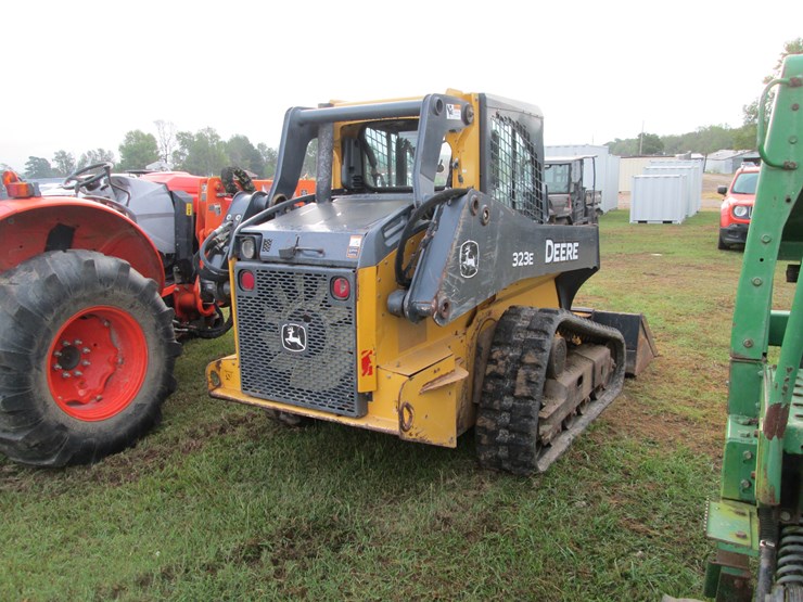 deere-323e-image-3