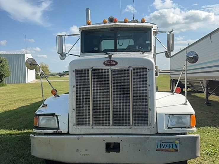 1988-peterbuilt-day-cab-semi,-300-hp-cat,-9-speed,-showing-650,544-image-2