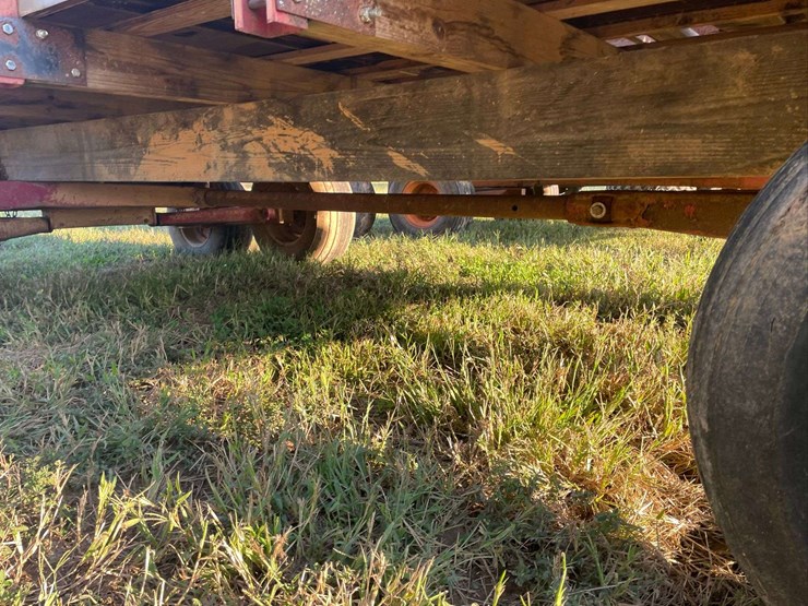 h&s-silage-box-on-knowles-tandem-running-gear-image-9