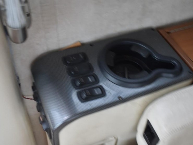 2006-thor-motor-coach-mandalay-40e-38083-image-38