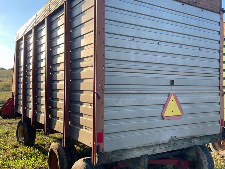 h&s-silage-box-on-knowles-tandem-running-gear-image-11