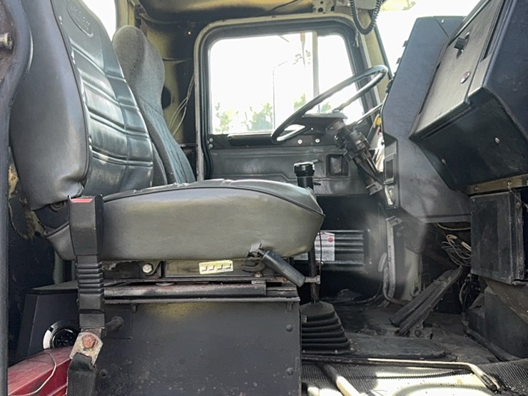 1988-peterbuilt-day-cab-semi,-300-hp-cat,-9-speed,-showing-650,544-image-10