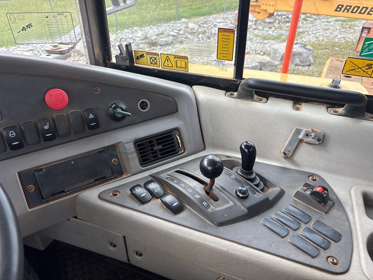 2017-volvo-a25g-image-24