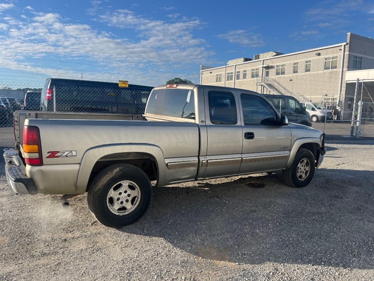 2002-chevroloet-silverado-pick-up-truck-image-3
