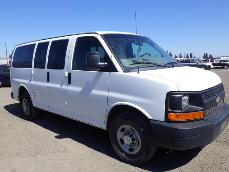 2015-chevrolet-express-2500-image-2