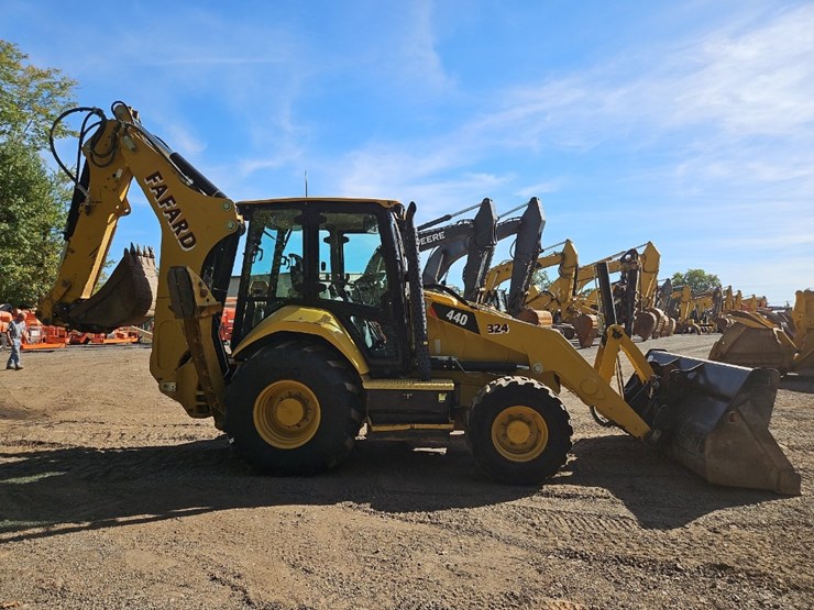 2022-caterpillar-440-image-6