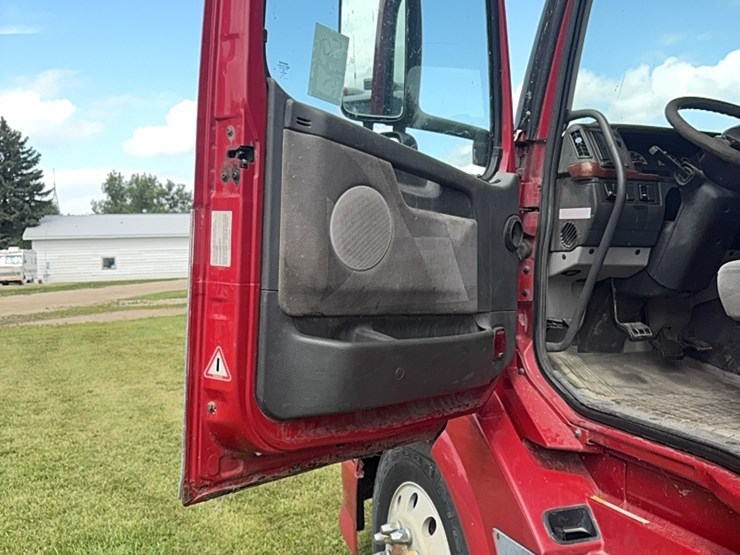2004-volvo-day-cab-semi,-isx450-hpgm-volvo,-13-speed-manual,-22.5-tires-image-10