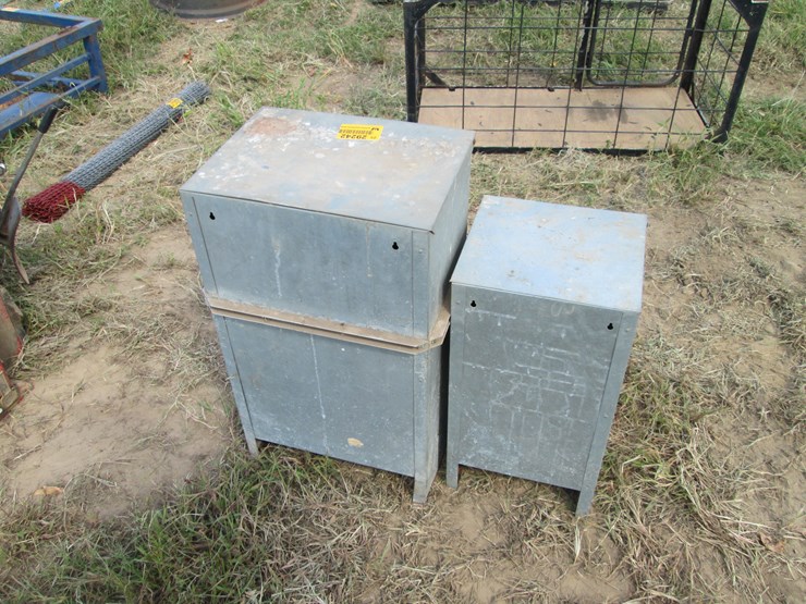 #29242-•-lot-of-(2)-animal-feeders-image-3