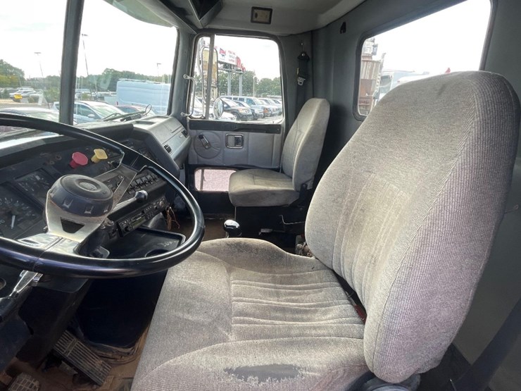 2001-volvo-road-tractor-image-7