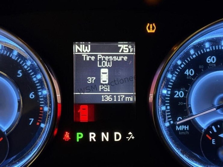2011-chrysler-300-sdn-image-18