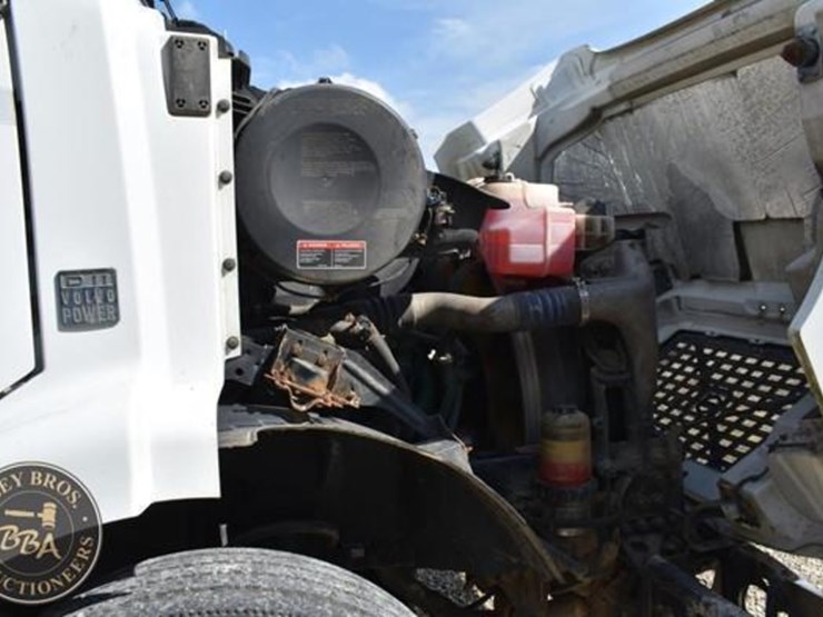 2015-volvo-vnm64t200-image-29
