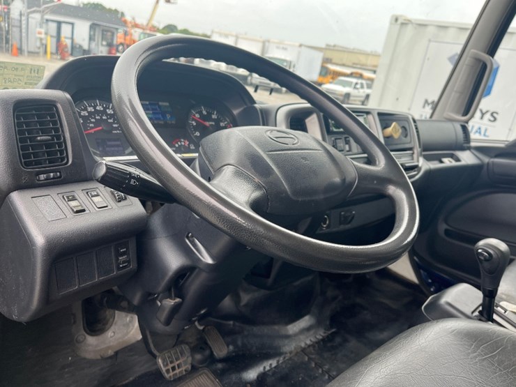 2015-hino-268-image-7
