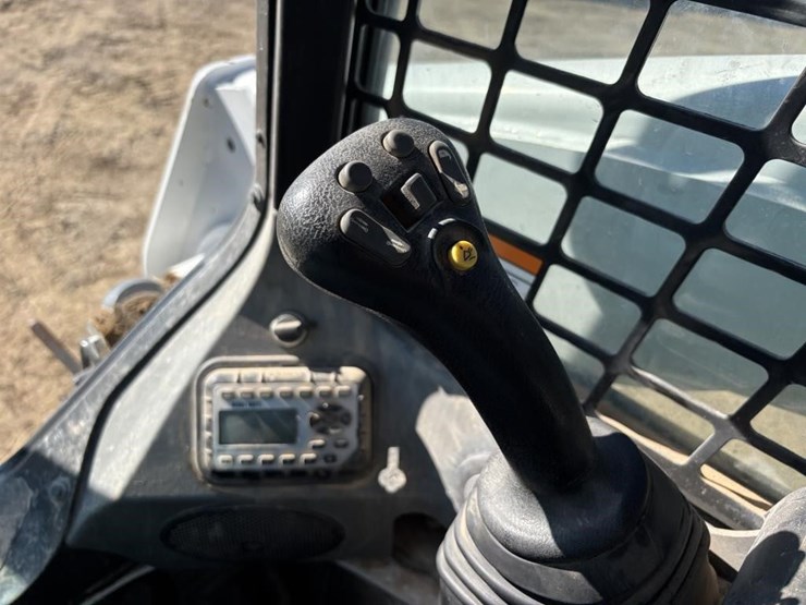 2022-bobcat-t870-image-23