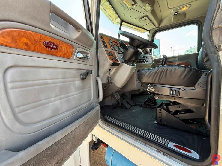 2008-peterbilt-367-image-9