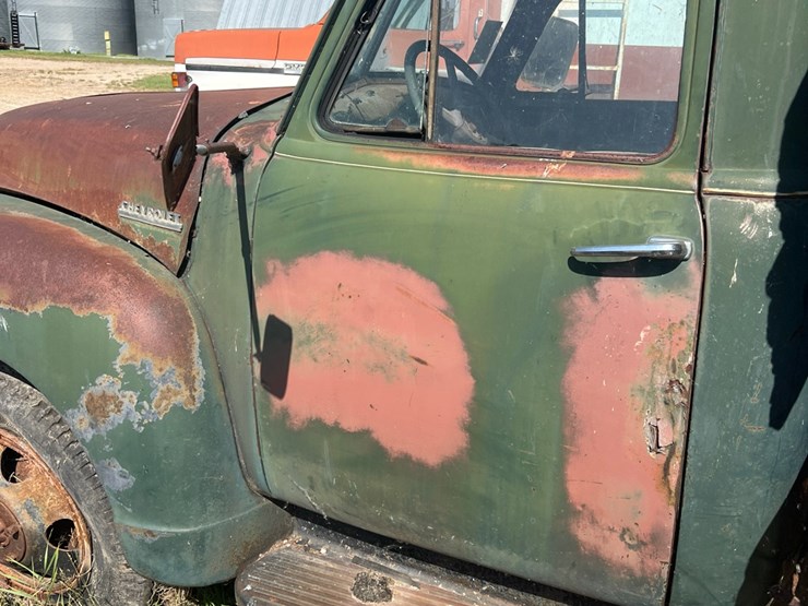 old-truck-from-early-50’s,-not-running-image-23
