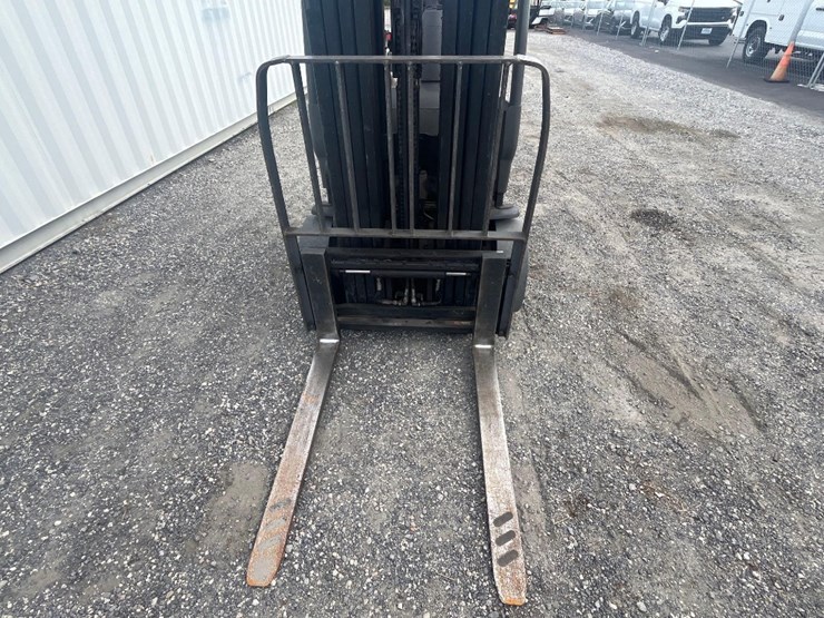 2011-crown-18-085vp-23-5000lb-electric-warehouse-forklift-image-9