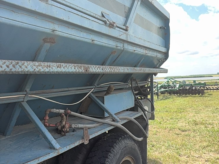 gmc-tandem-twin-screw-grain-truck,-live-bottom-box,-fuel-pincher-detroit-diesel,-tilt-back-hood,-5-speed-with-hi/lo-image-16