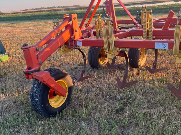 54’-bourgault-chisel,-12”-space,-heavy-harrows,-note:-hitch-slightly-bent-in-one-spot,-doesn’t-affect-performance-of-machine-as-hitch-is-floating.-image-24