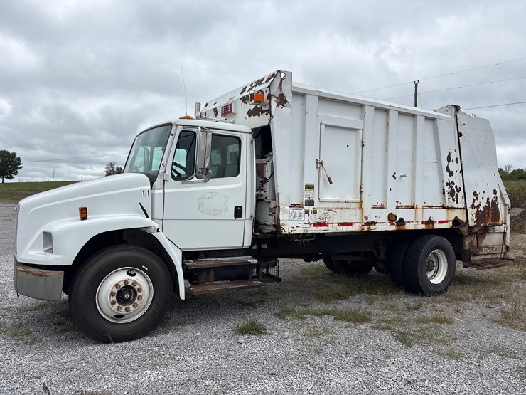 #29330-•-freightliner-single-axle-sanitation-truck-image-1