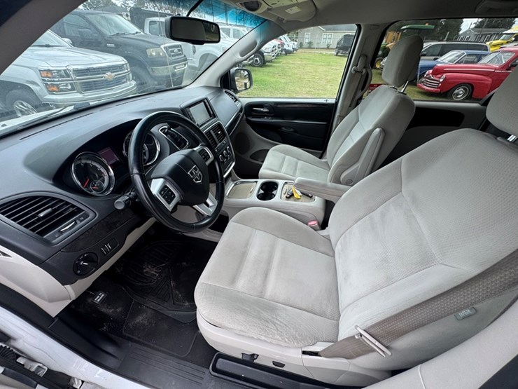2016-dodge-grand-caravan-sxt-image-5