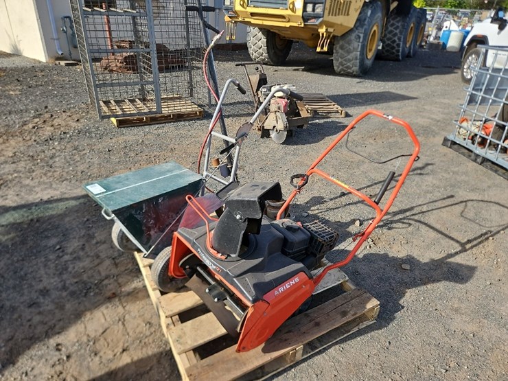ariens-snow-thrower,-image-1