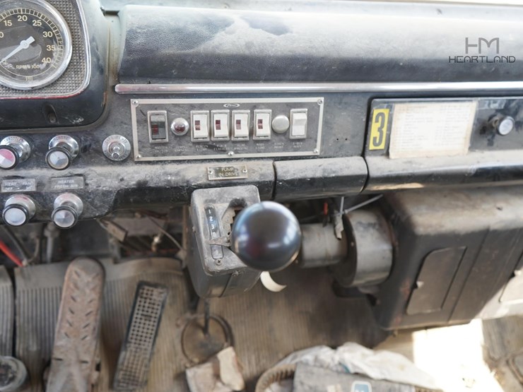 1977-ford-900-image-25