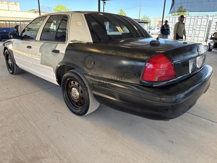 2006-ford-crown-victoria-sdn-image-5