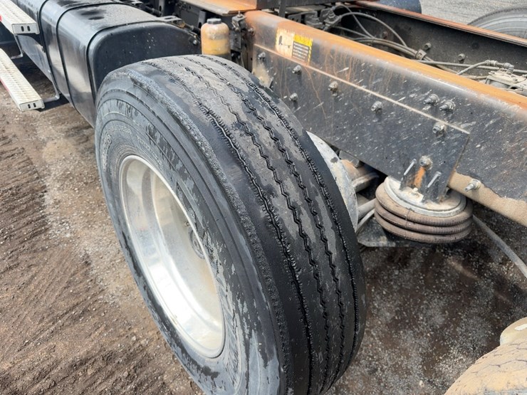 2017-mack-granite-gu713-image-14