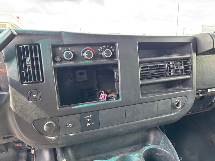 2011-gmc-savana-van-image-9