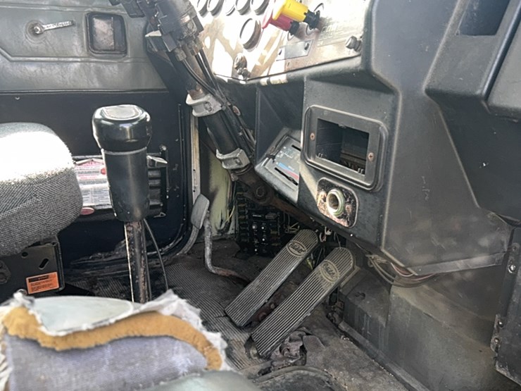 1988-peterbuilt-day-cab-semi,-300-hp-cat,-9-speed,-showing-650,544-image-15