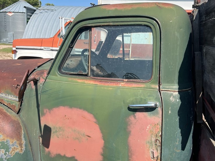old-truck-from-early-50’s,-not-running-image-22