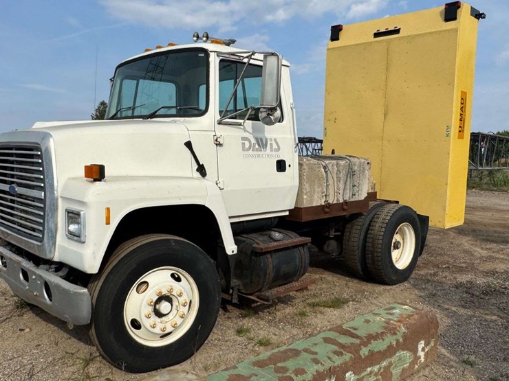 1997-ford-n-series-truck-with-truck-mounted-attenuator-(tma)-with-lindsay-barrier-systems-inc.-u-mad-cartridge-(crash-cushion)-image-1