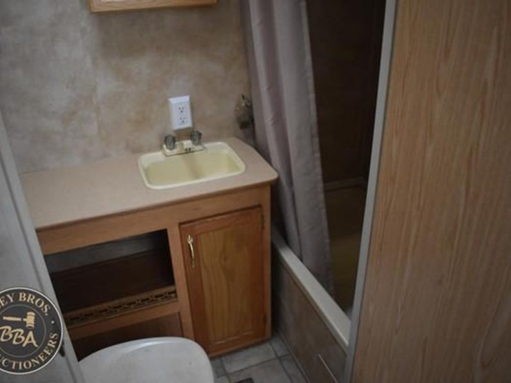 2004-keystone-rv-co-hornet-sport-27bs-38101-image-40