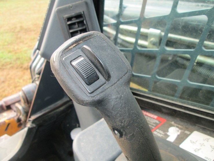 deere-323e-image-21