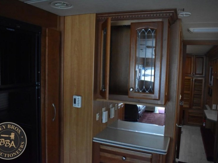 2006-thor-motor-coach-mandalay-40e-38083-image-67