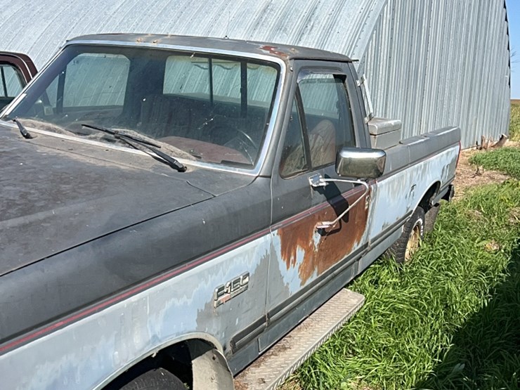 1987-ford-xlt-half-ton-lariat-four-wheel-drive-pick-up,-six-cylinder-gas,-lockouts,-believed-to-run,-didn’t-try-starting-it-image-30