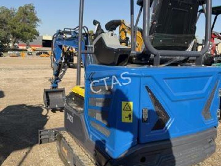 #66-•-mini-excavator--kubota-diesel-w/-expandable-tracks-image-6