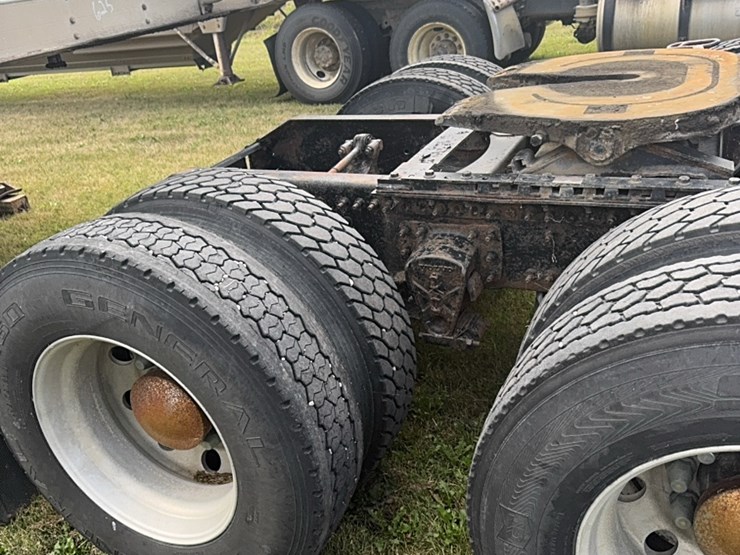 2004-volvo-day-cab-semi,-isx450-hpgm-volvo,-13-speed-manual,-22.5-tires-image-9