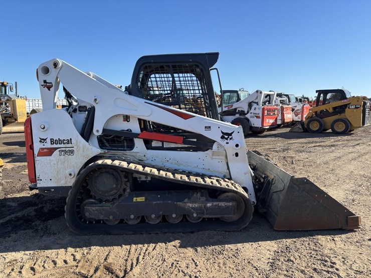 2022-bobcat-t740-image-7