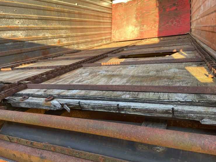 h&s-silage-box-on-knowles-tandem-running-gear-image-23