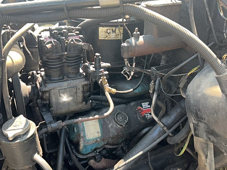 gmc-tandem-twin-screw-grain-truck,-live-bottom-box,-fuel-pincher-detroit-diesel,-tilt-back-hood,-5-speed-with-hi/lo-image-1