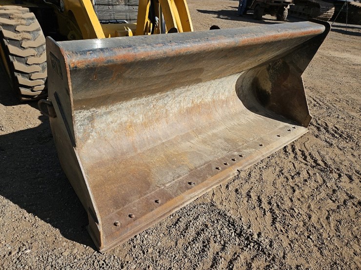 2022-caterpillar-440-image-9