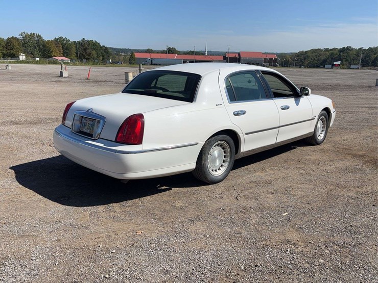 2000-lincoln-town-car-sedan-image-3